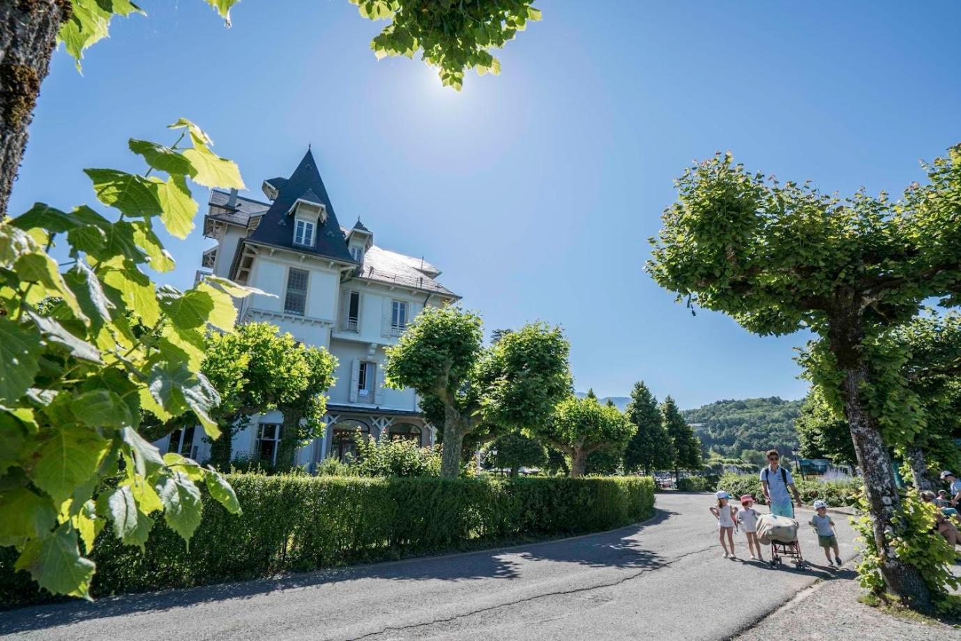 Отель Le Pavillon Des Fleurs Мантон-Сен-Бернар Экстерьер фото